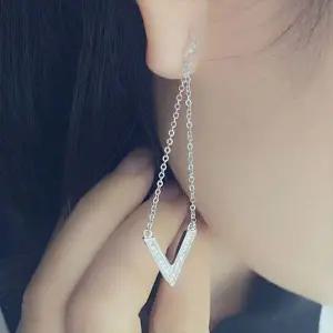 925스털링 실버 다이아몬드큐빅V자귀걸이