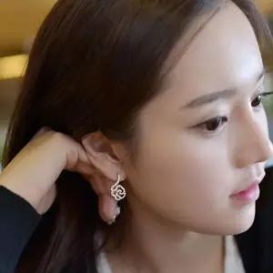 늘어진 장미 귀걸이