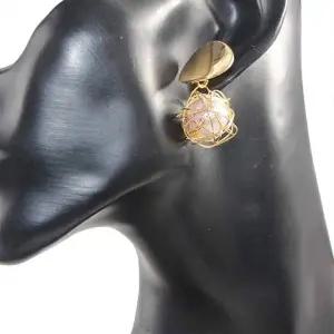 골드 컬러 라운드 진주볼 귀걸이