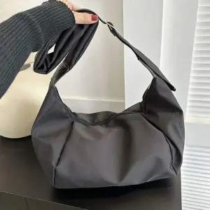 [콩심팥심]남성 여성 패션 크로스백 데일리 반달가방 호보백