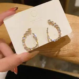 [콩심팥심]다이아 워터라인 귀걸이 큐빅 라인 패션 여성 귀걸이