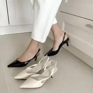 투웨이슬링백 에나멜소재 사이드 언발란스절개라인 디테일 슬링백힐