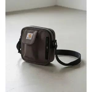 MUST IT_ 윔 26SS ESSENTIALS BAG SMALL I031470 3ISXX) 에센셜 백 스몰)