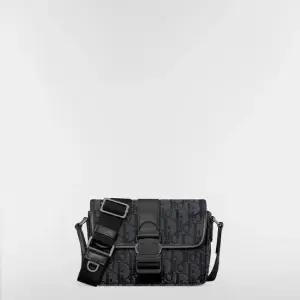 MUST IT_디올 Dior Trek 미니 플랩 스트랩백 - 블랙 Dior Oblique 나일론