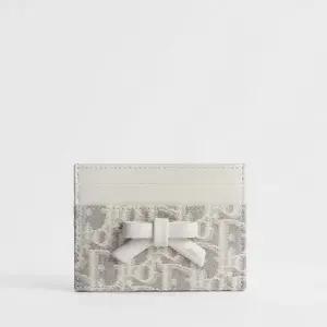 MUST IT_디올프롬나드 프리지아 카드 지갑 라떼 그레이 S2500PUQY