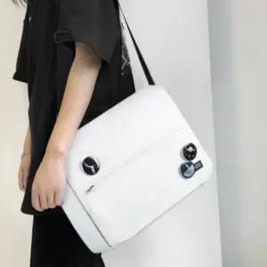 뱃지 포인트 메신저백 캐주얼 학교 학생 가방