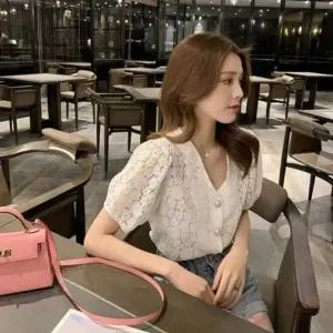 레이스 브이넥 퍼프소매 블라우스 여리핏 데이트룩 탑