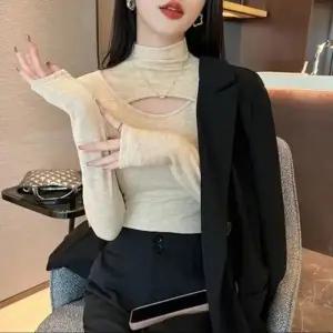 슬림핏 컷아웃 폴라티 글램 레이어드 긴팔 티셔츠