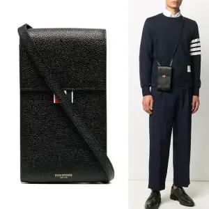 MUST IT_ 가방 MAC113A 00198 001 RWB 탭 페블그레인 폰 홀더 크로스백 블랙 남성가방 남자가방