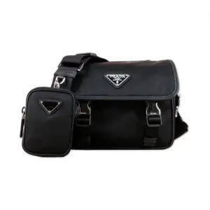 MUST IT_ 리나일론 삼각로고 남성 메신저백 블랙 2VD034 2DMH F0002