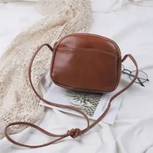 [다잇템] 여자 일상룩 미니멈 로프 레더 슬림끈 크로스백