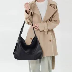 [다잇템] 여자 민무늬 레더 휘뚜루 보부상 빅 캠퍼스룩 숄더백