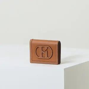 [헤지스](광주신세계)[HAZZYS ACC] 브라운 로고패치 소가죽 반지갑 HIWA5E530W1