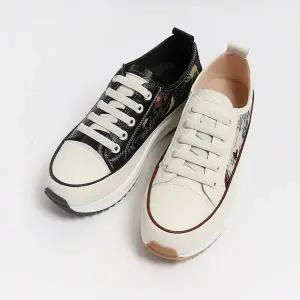 [롯데백화점]원더슈즈 플라워링 사이드 컴포트 쿠션 미끄럼방지 키높이 스니커즈 4.5CM P-S786