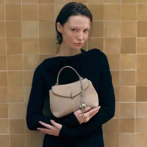 [롯데백화점]조이그라이슨 주피터 사첼백 스몰 스웨이드 LW5SB4700_DH