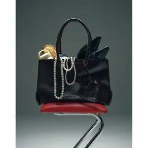 [NS홈쇼핑]JABA5F760질스튜어트[젤리백] 블랙 글로시 가죽 숄더백 XL(16인치노트북수납가능)..