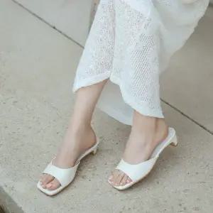 SOVO 소아르 소가죽 스퀘어 뮬슬리퍼 4cm