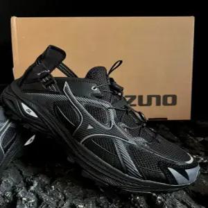 [국내/당일 출고] 미즈노 레이서 트레일 SE 블랙 남녀공용 런닝화 운동화