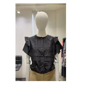 [롯데백화점]씨 라운드넥 러플 슬리브 블라우스 SKBAF2437