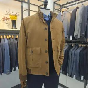 [세정 트레몰로] 남성 간절기 스웨이드 베이지 점퍼 TRHCL5F33845134