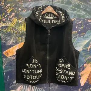 레터링아웃포켓후드집업오버핏조끼MN04VT570_IC