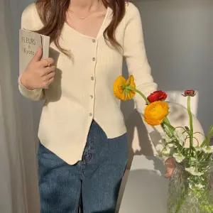 아르티 사선 버튼 울 골지니트 가디건 겨울 가을 여자 포인트가디건 데일리룩 데이트룩