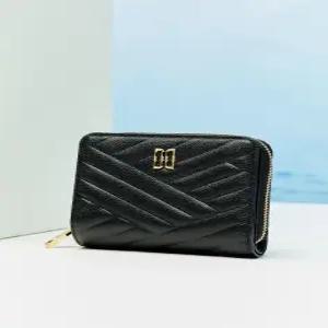 닥스 액세서리 26SS [CARLISLE]블랙 칼라일 엠보 가죽 골드DD 지퍼돌이 2단 반지갑 DCWA6E216BK