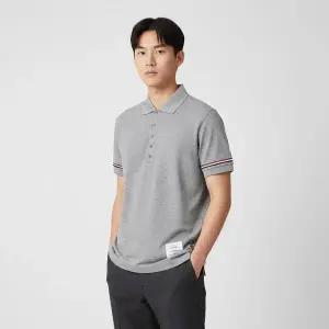 [톰브라운] 라이트웨이트 코튼 반팔 폴로 티셔츠 그레이 MJP193A 152623936