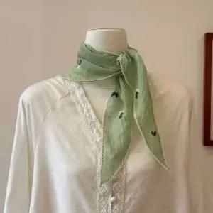 [애슬릿] 삼각 스카프 여성 봄 간절기 꽃 자수 미니 쁘띠 목