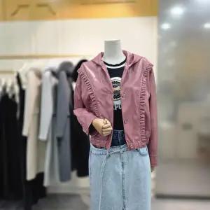 [에고이스트]러플 디테일 페이크 레더 점퍼 ES2TZ801PI_CA