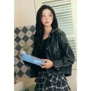 [갤러리아] (26여름) 러플 디테일 페이크레더 점퍼 (ES2TZ301)