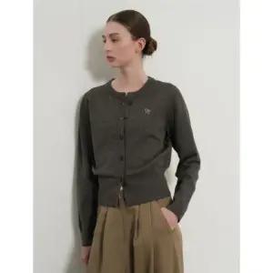 제너럴아이디어 에센셜 크루넥 가디건 [CHARCOAL] WBD3L04501 382937