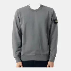 [스톤아일랜드] 오가닉 코튼 플리스 레귤러 핏 크루넥스웨트셔츠 K2S15 6100060 S0051 V006B