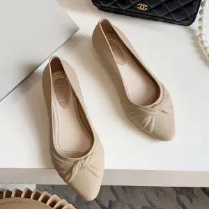 여성 비올때 구두 신발 PVC 소재 펌프스힐 낮은구두