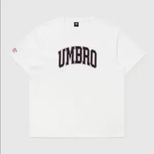 엄브로 트렌드 레터링 오버핏 반팔 티셔츠 /  WHITE UR121CRS11