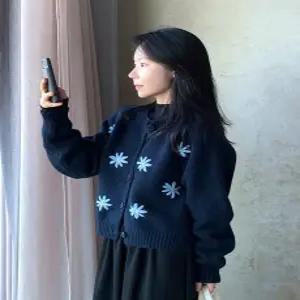 코스코스 도톰 플라워 자수 니트 가디건 (one color)