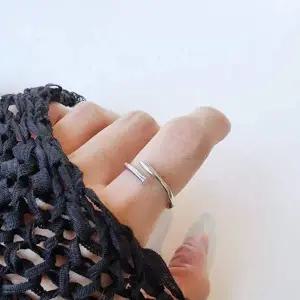 S141 여성 유니크 디자인 엇 반지 여성 링 은반지 (실버 925) 우정반지