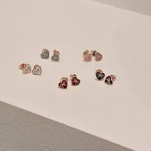 S5046 여성 에폭시 미니 하트 팬던트 리본 포인트 귀걸이 데일리