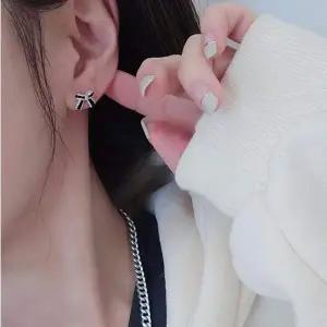 SE117 여성 심플 블랙 리본 포인트 귀걸이 데일리 은 귀걸이 (실버 925)