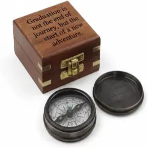 나무 상자가 있는 맞춤형 졸업식 황동 나침반 - 졸업생을 위한 각인 기념품 선물 이정표 달성 성공 및