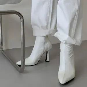 [옷자락]여성 사무실룩 데이트룩 모던 앵클부츠 하이힐