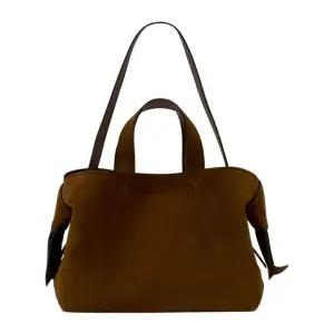 아크네스튜디오 브라운 가죽 무수비 쇼퍼백 C10286 295 COGNAC BROWN