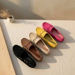 여성 고급 스웨이드 리본 디테일 슬립온 로퍼