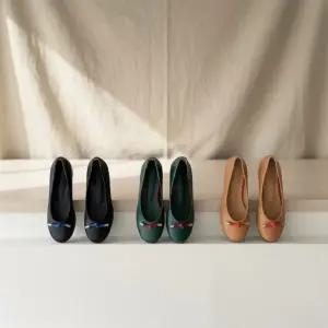 여성 가죽합성 라운드토 배색 플랫슈즈