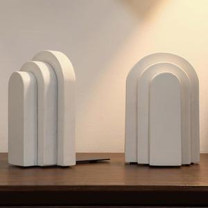 Marsui 2개의 나무 책, 선반 장식용 두꺼운 장식 현대적인 홈 데스크 오피스 아치 미적 장식을 위한 금속 베이스가 있는 책 홀더 마감