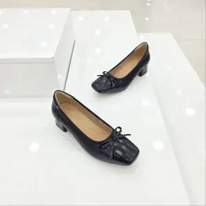 [탠디]by미셸 x26013 소가죽 소재 4cm굽 앞 장식 여성 펌프스 구두 cc2_CC