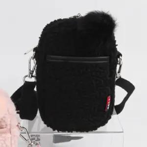 [라일리] Rly 뽀글이 작은 메신저백 검정 가방 데일리 유행 쇼