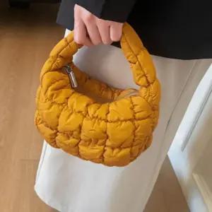 [라일리] Rly 퀼팅 엠보 미니 토트백 패딩 가방 파우치 반달