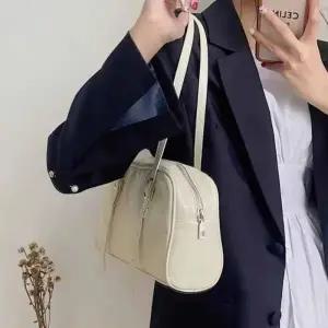 [라일리] Rly 여성 바게트 가방 보스턴 숄더백 여자데일리가방