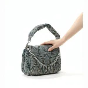 MUST IT_ 25FW 참 D 이니셜 데님 숄더백 X09596 P5570 HA001)